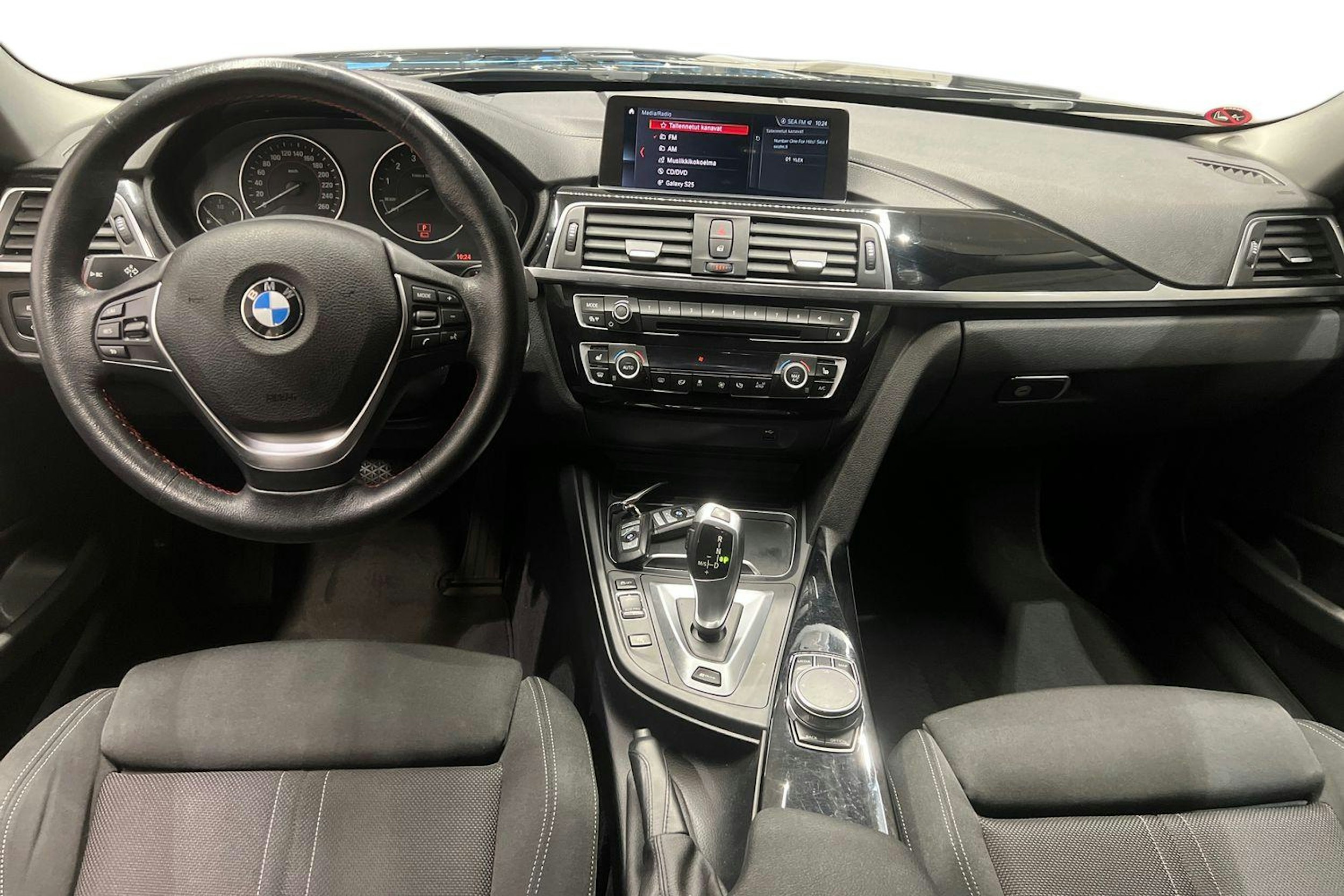 musta BMW 330 2018 kuva 9.