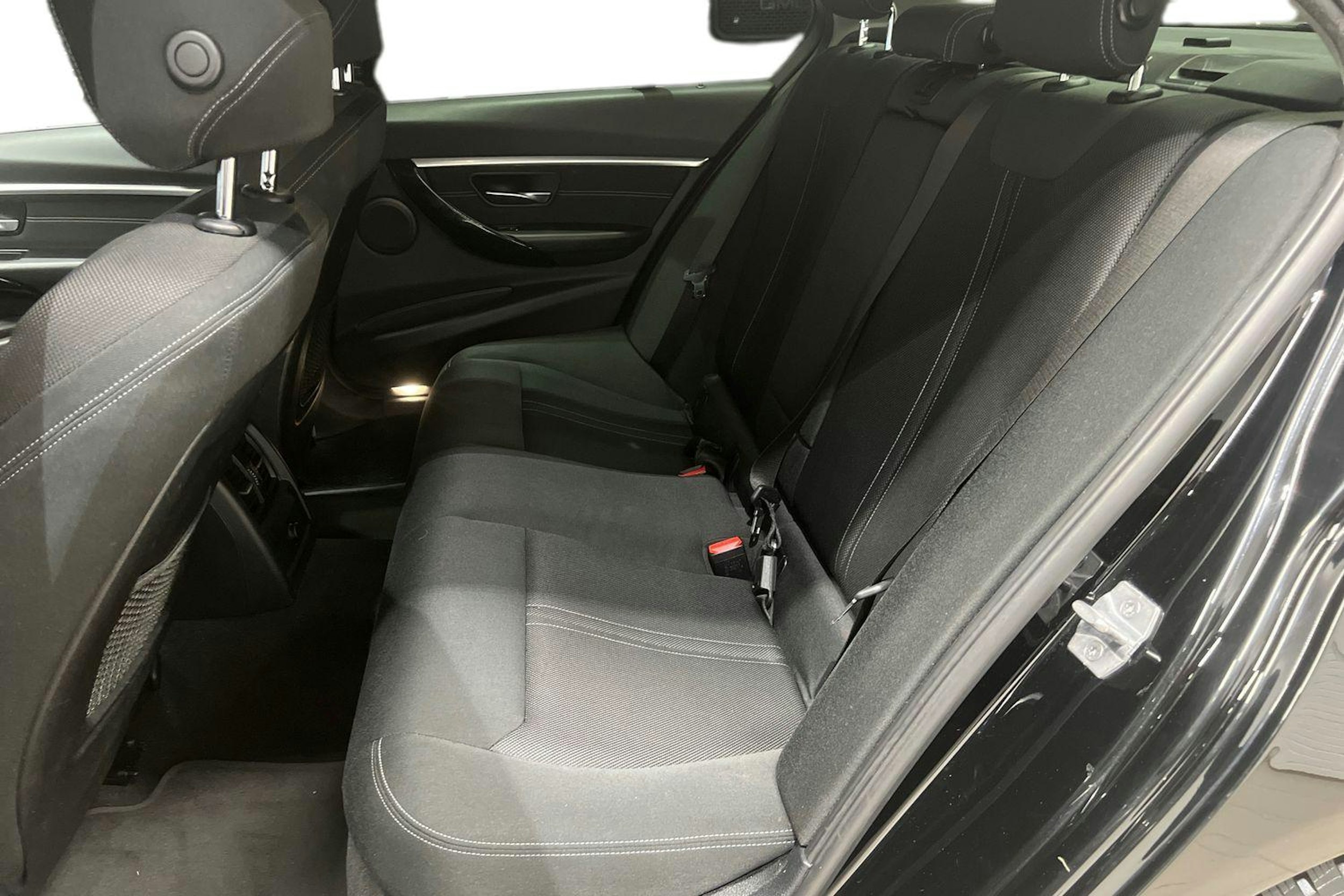 musta BMW 330 2018 kuva 11.