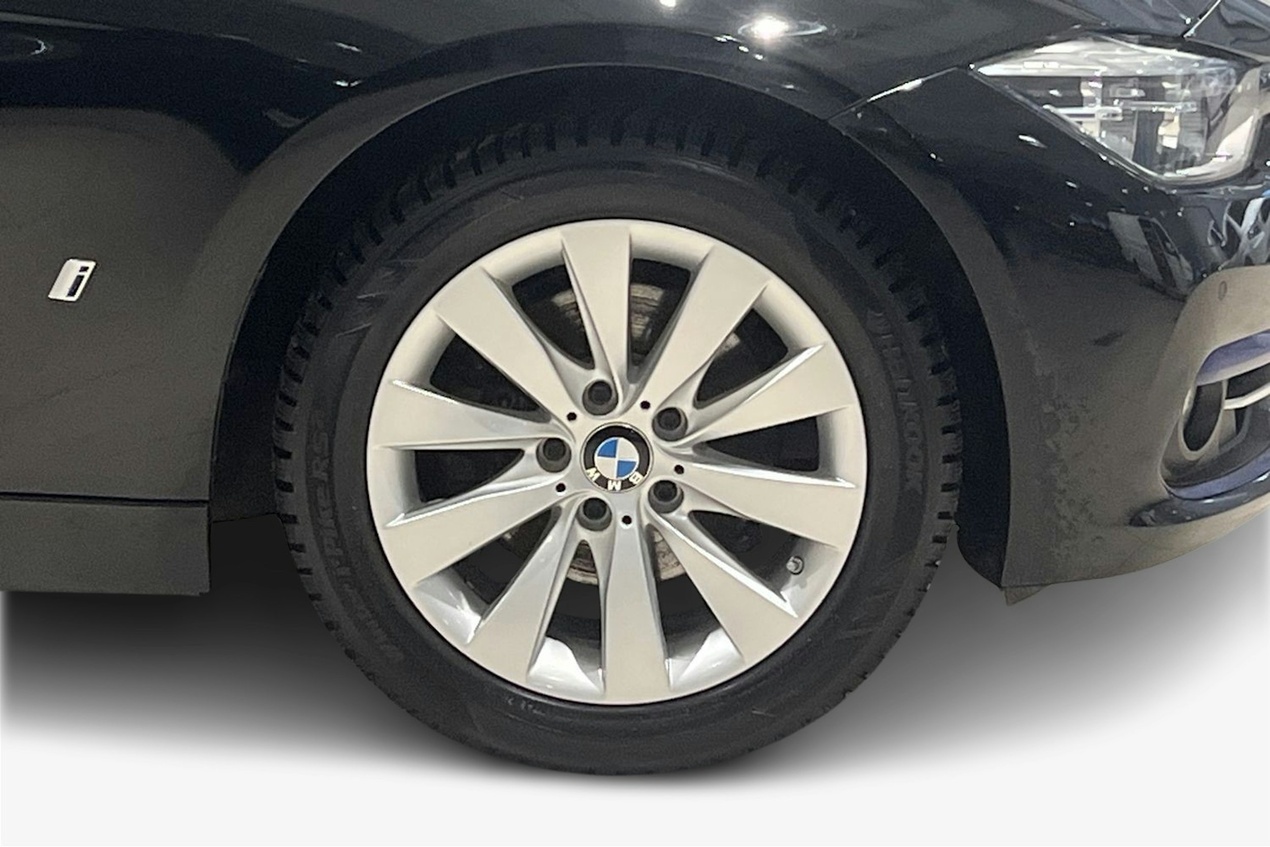 musta BMW 330 2018 kuva 12.