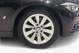 musta BMW 330 2018 kuva 12.