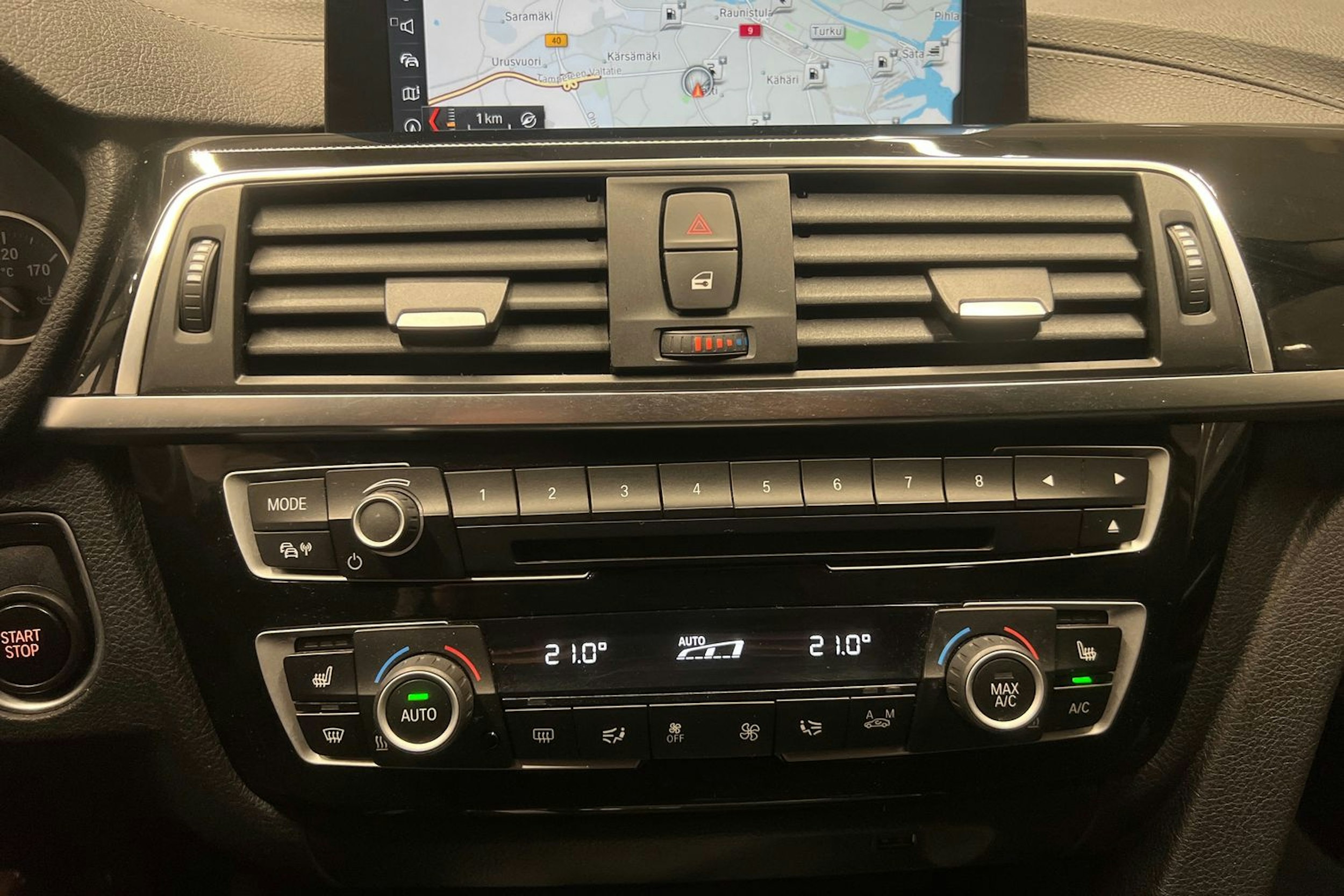 musta BMW 330 2018 kuva 15.