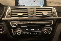 musta BMW 330 2018 kuva 15.