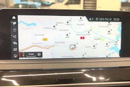 musta BMW 330 2018 kuva 16.