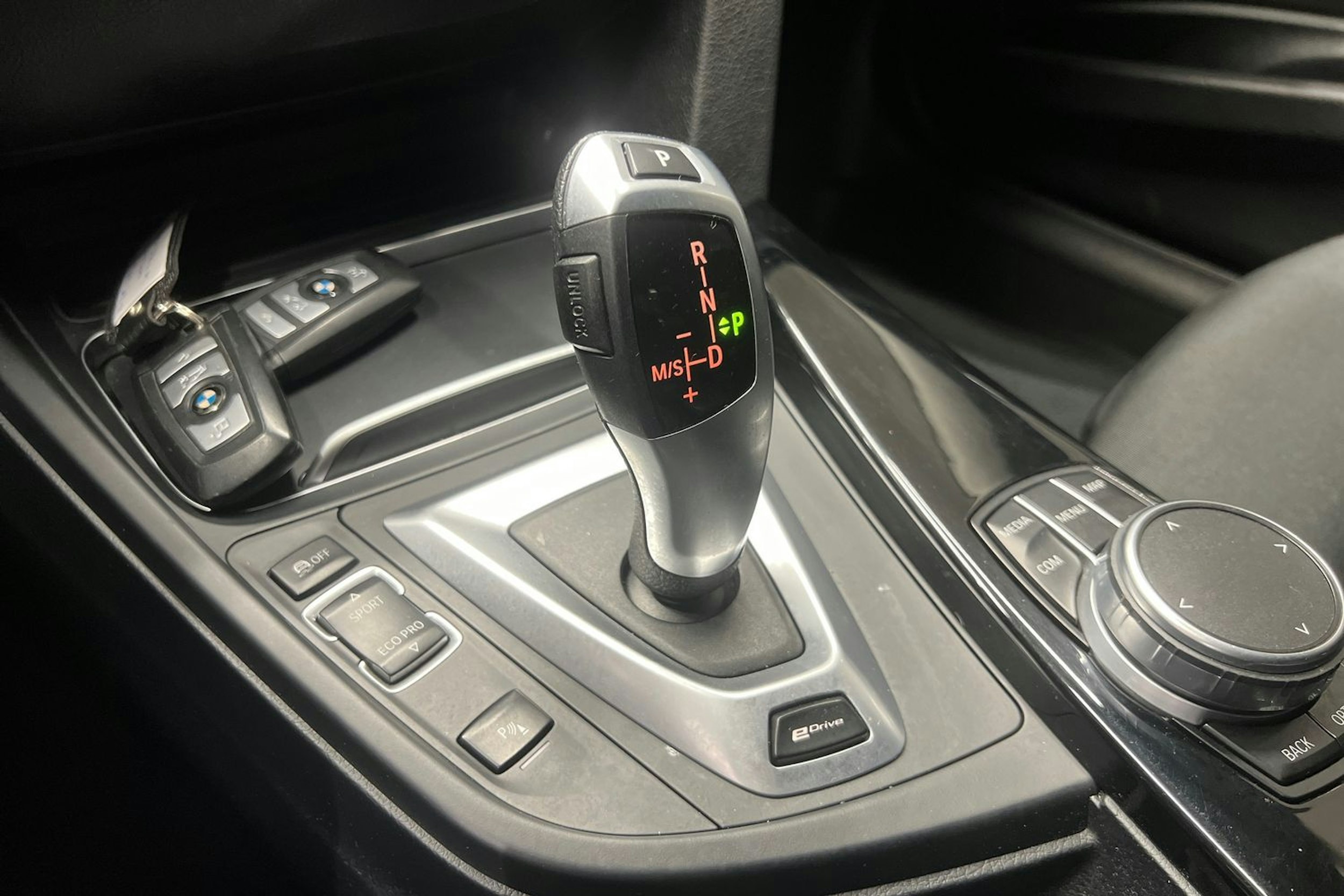 musta BMW 330 2018 kuva 17.