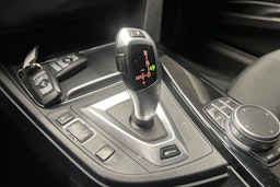 musta BMW 330 2018 kuva 17.