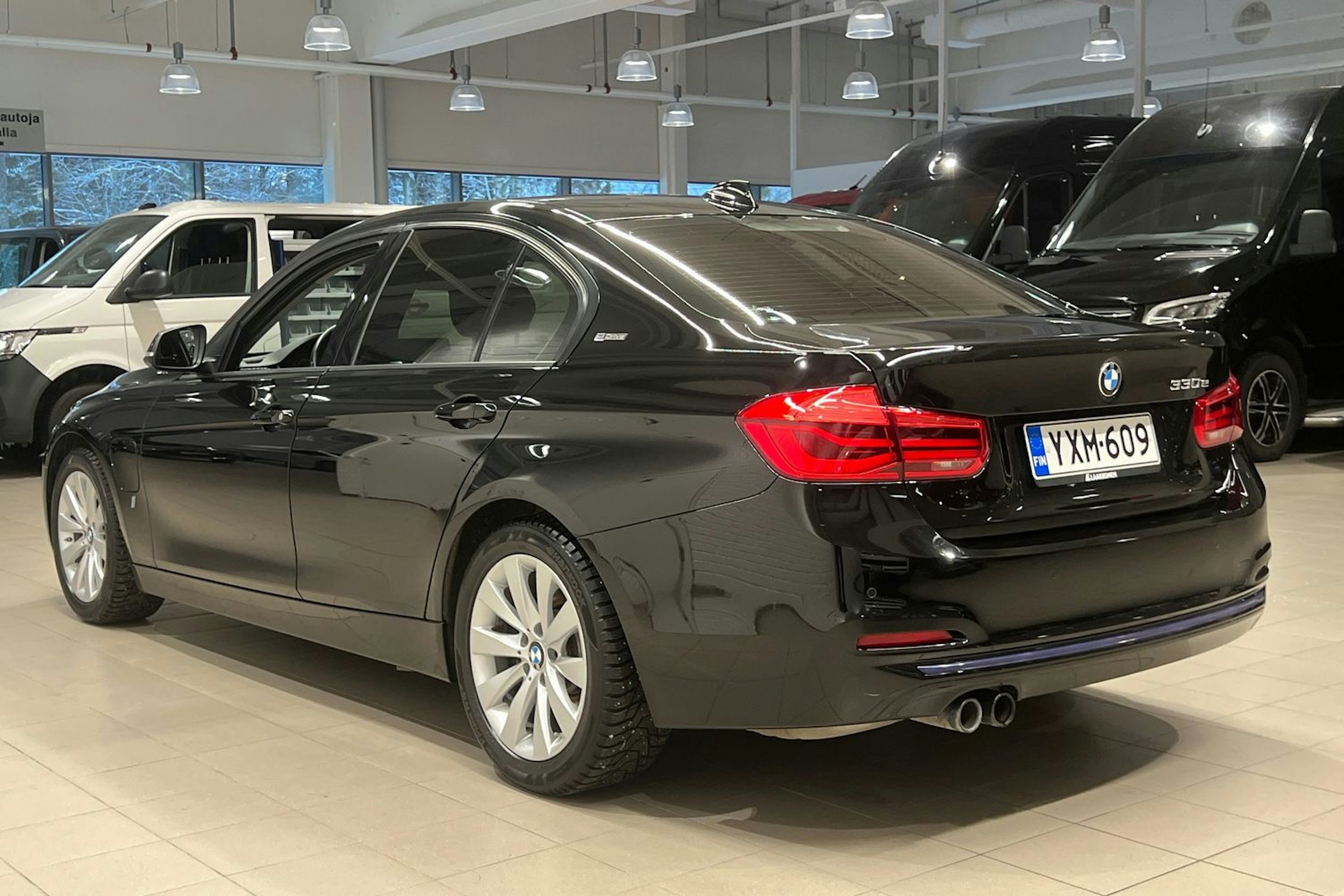 musta BMW 330 2018 kuva 20.