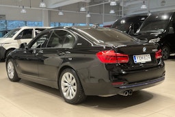 musta BMW 330 2018 kuva 20.