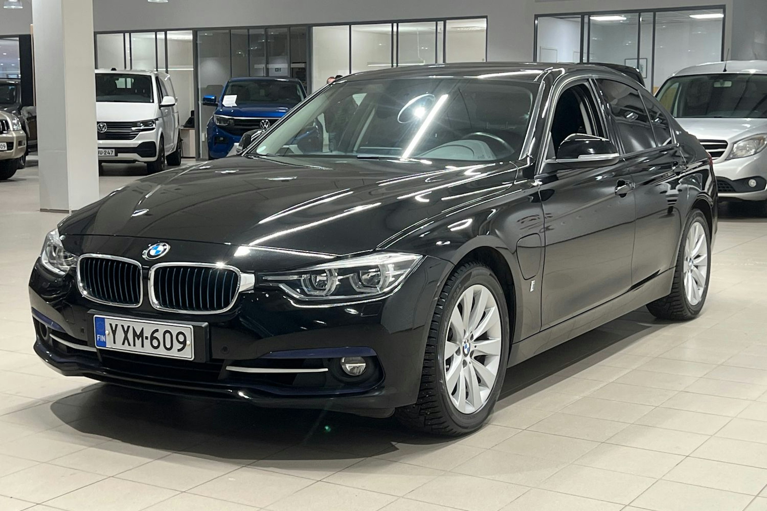 musta BMW 330 2018 kuva 21.