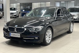 musta BMW 330 2018 kuva 21.
