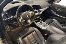 musta BMW 330 2019 kuva 3.