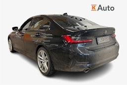musta BMW 330 2019 kuva 2.