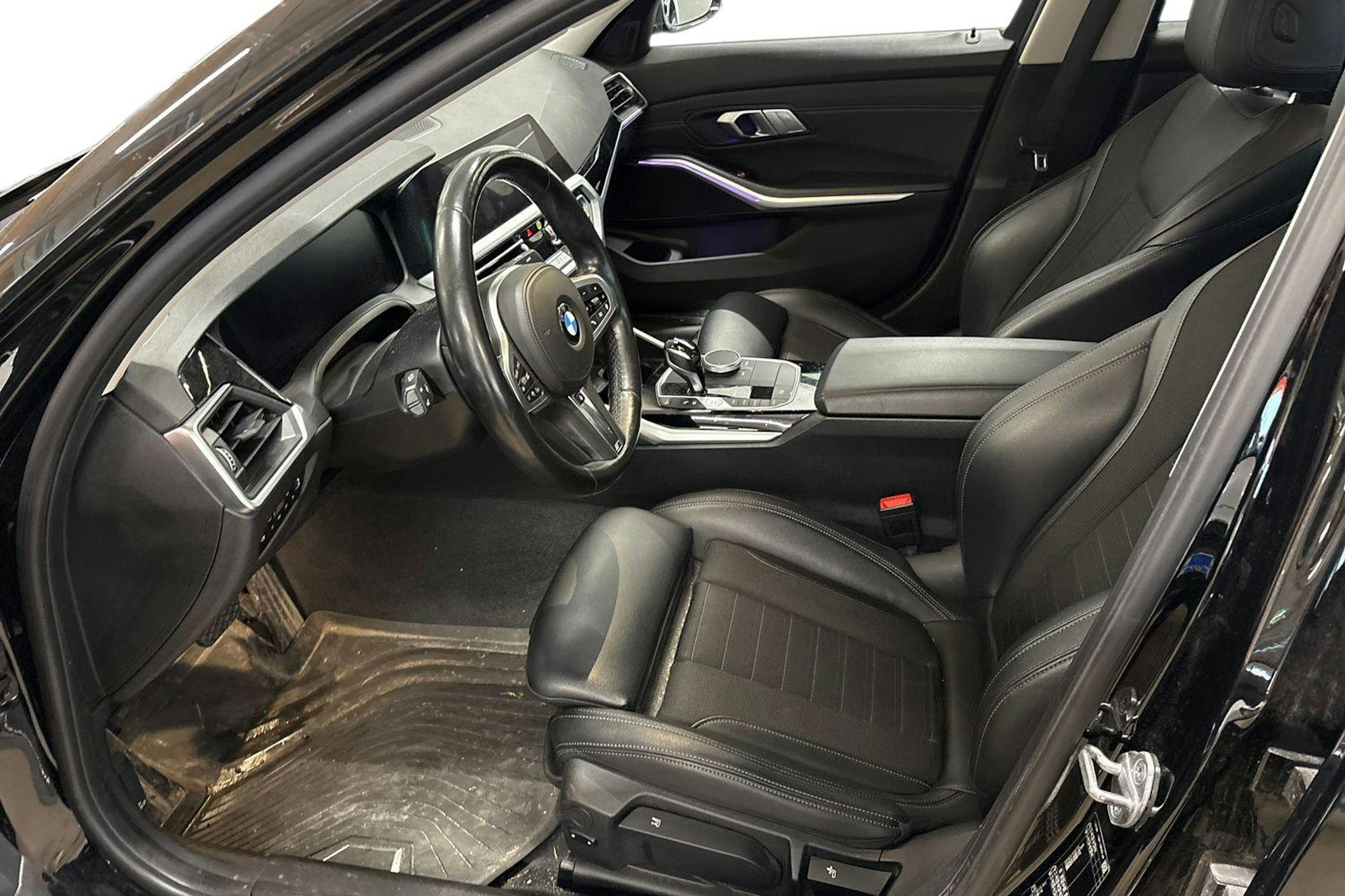 musta BMW 330 2019 kuva 3.