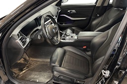 musta BMW 330 2019 kuva 3.