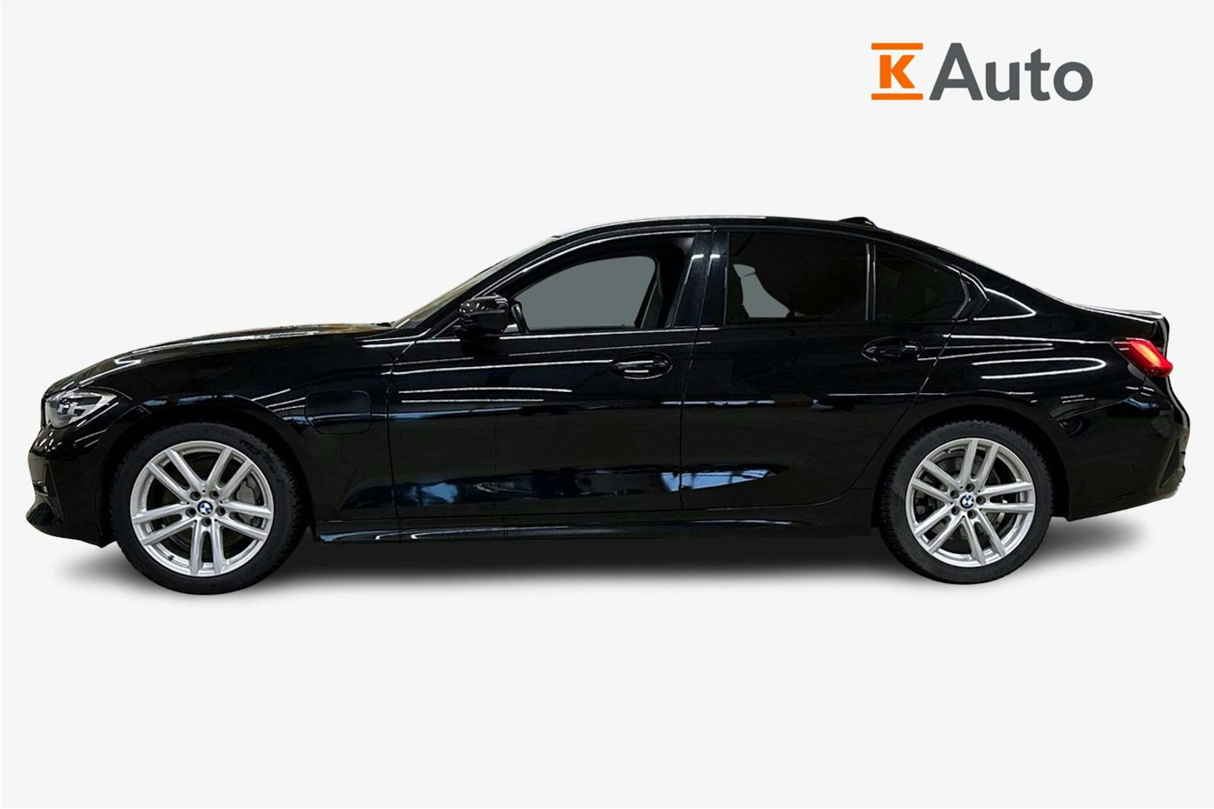 musta BMW 330 2020 kuva 5.
