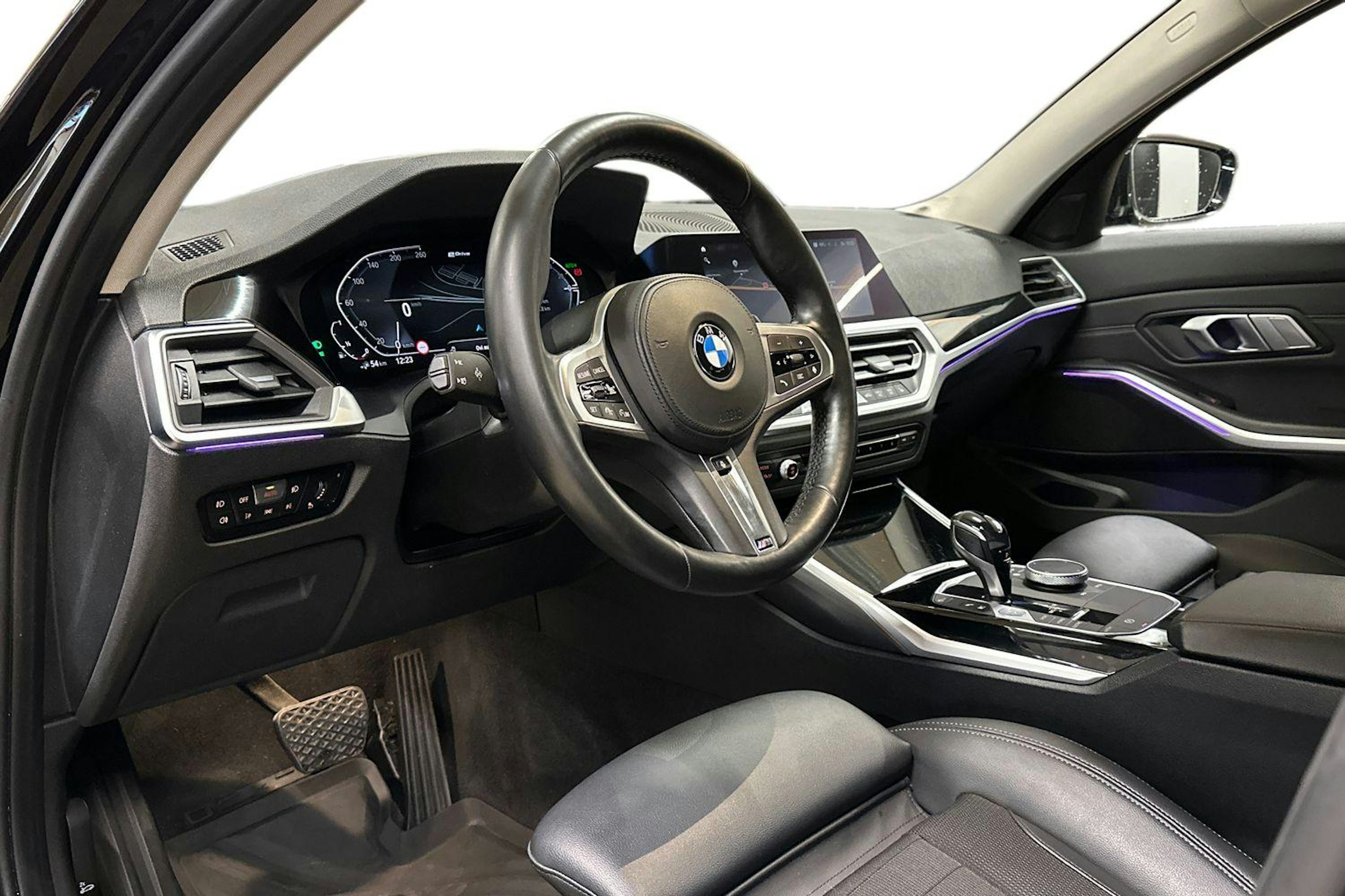 musta BMW 330 2020 kuva 6.