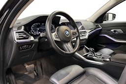 musta BMW 330 2020 kuva 6.