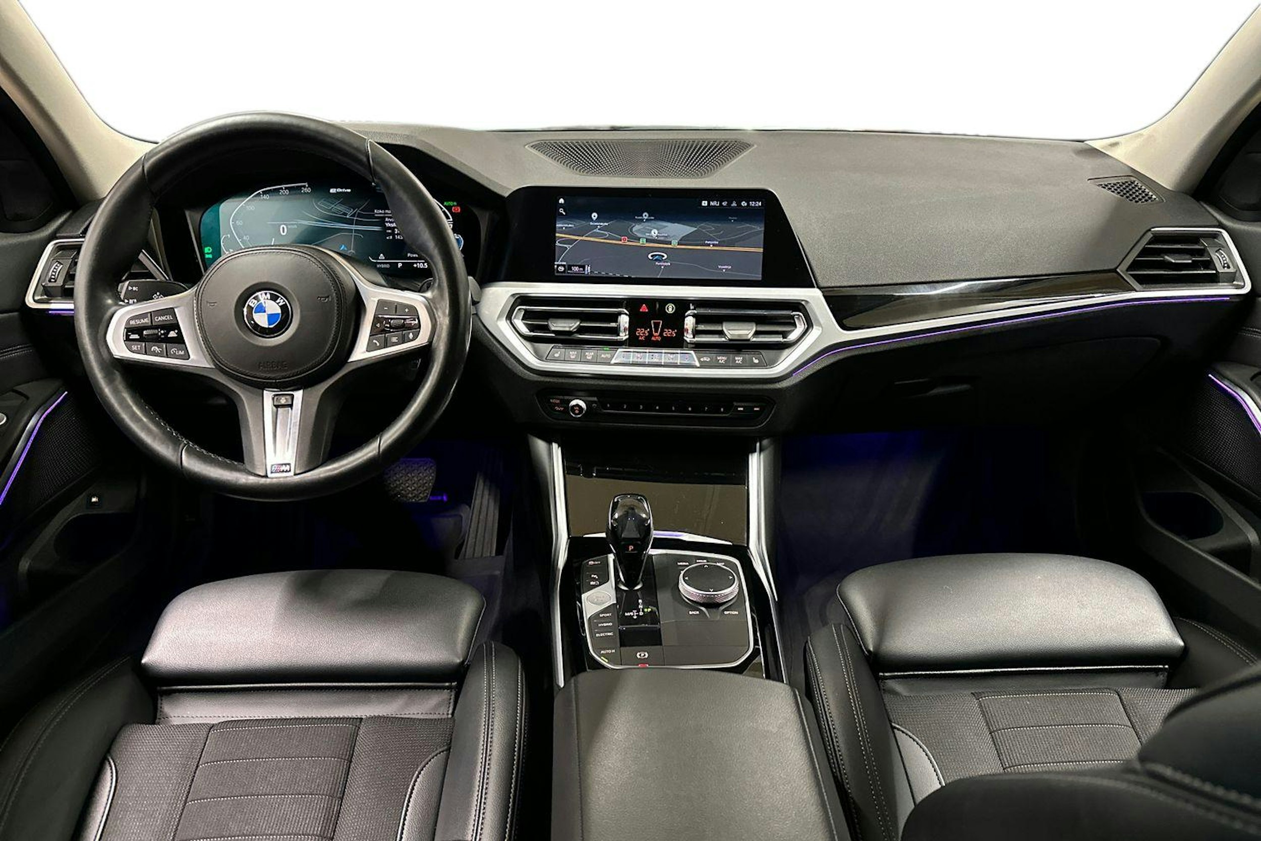 musta BMW 330 2020 kuva 7.