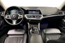 musta BMW 330 2020 kuva 7.