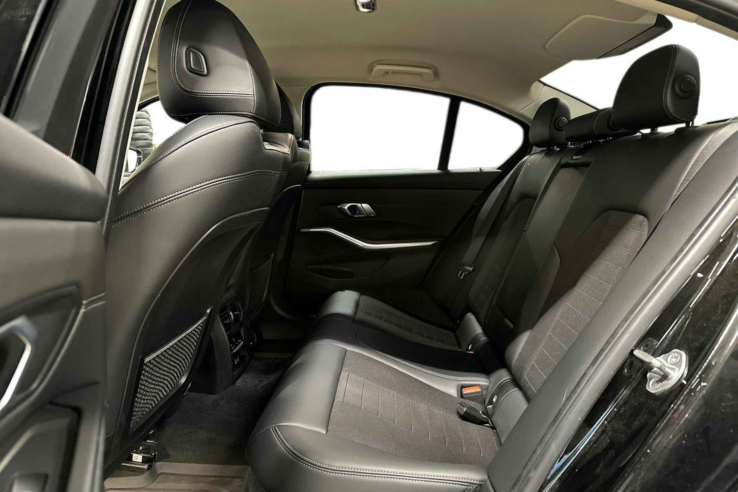 musta BMW 330 2020 kuva 8.