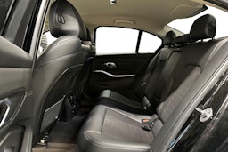 musta BMW 330 2020 kuva 8.