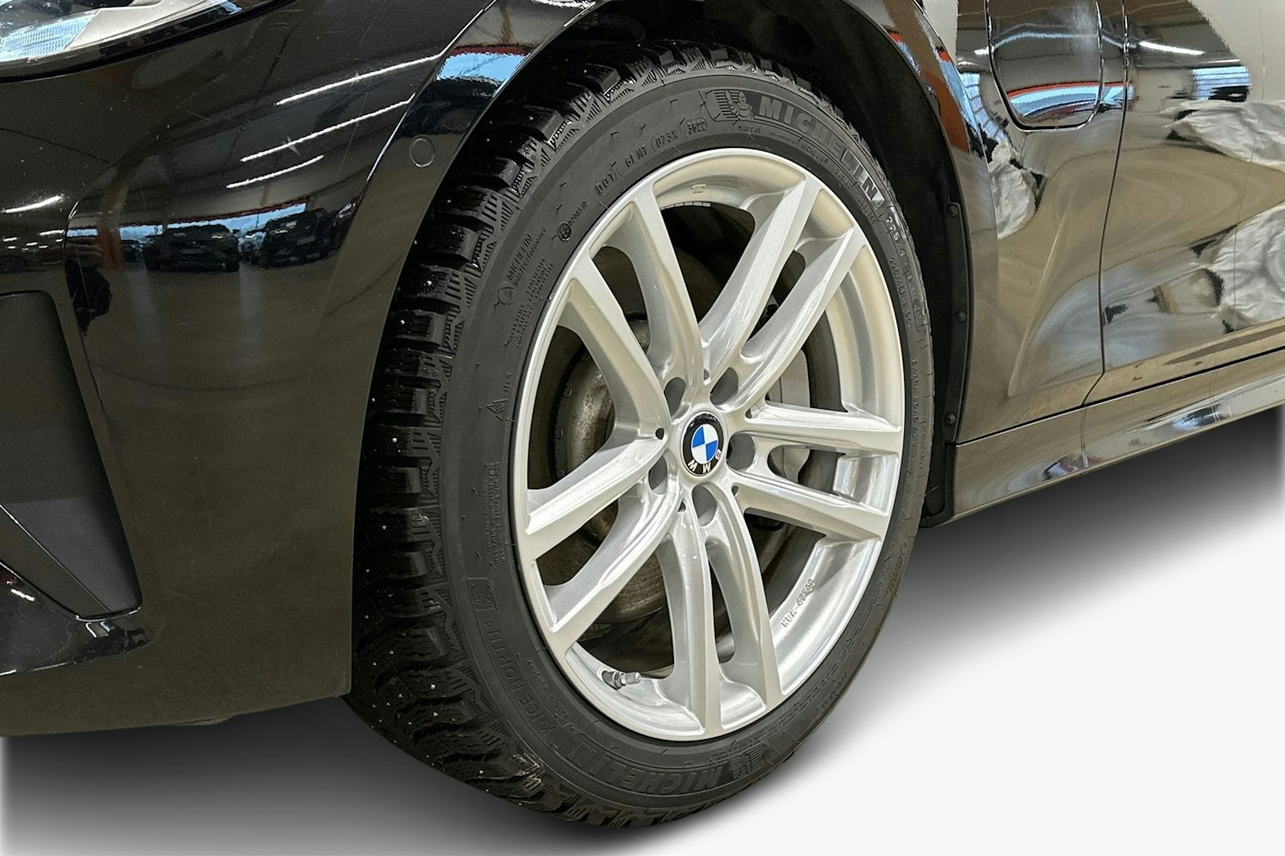 musta BMW 330 2020 kuva 9.