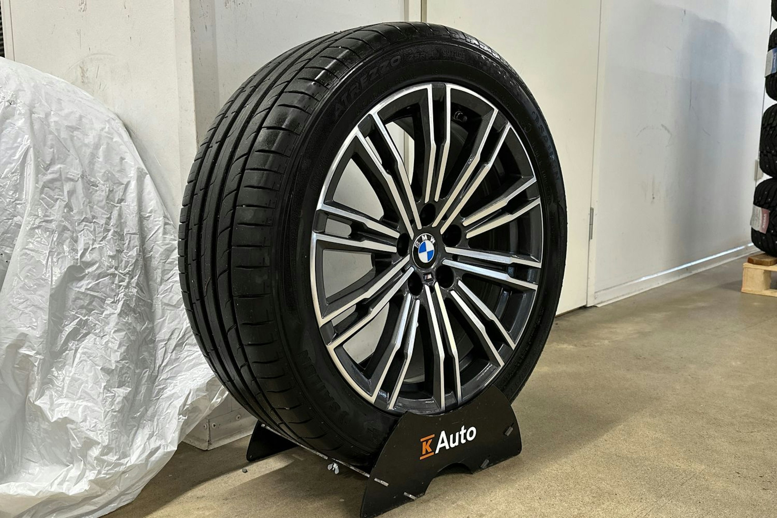 musta BMW 330 2020 kuva 10.