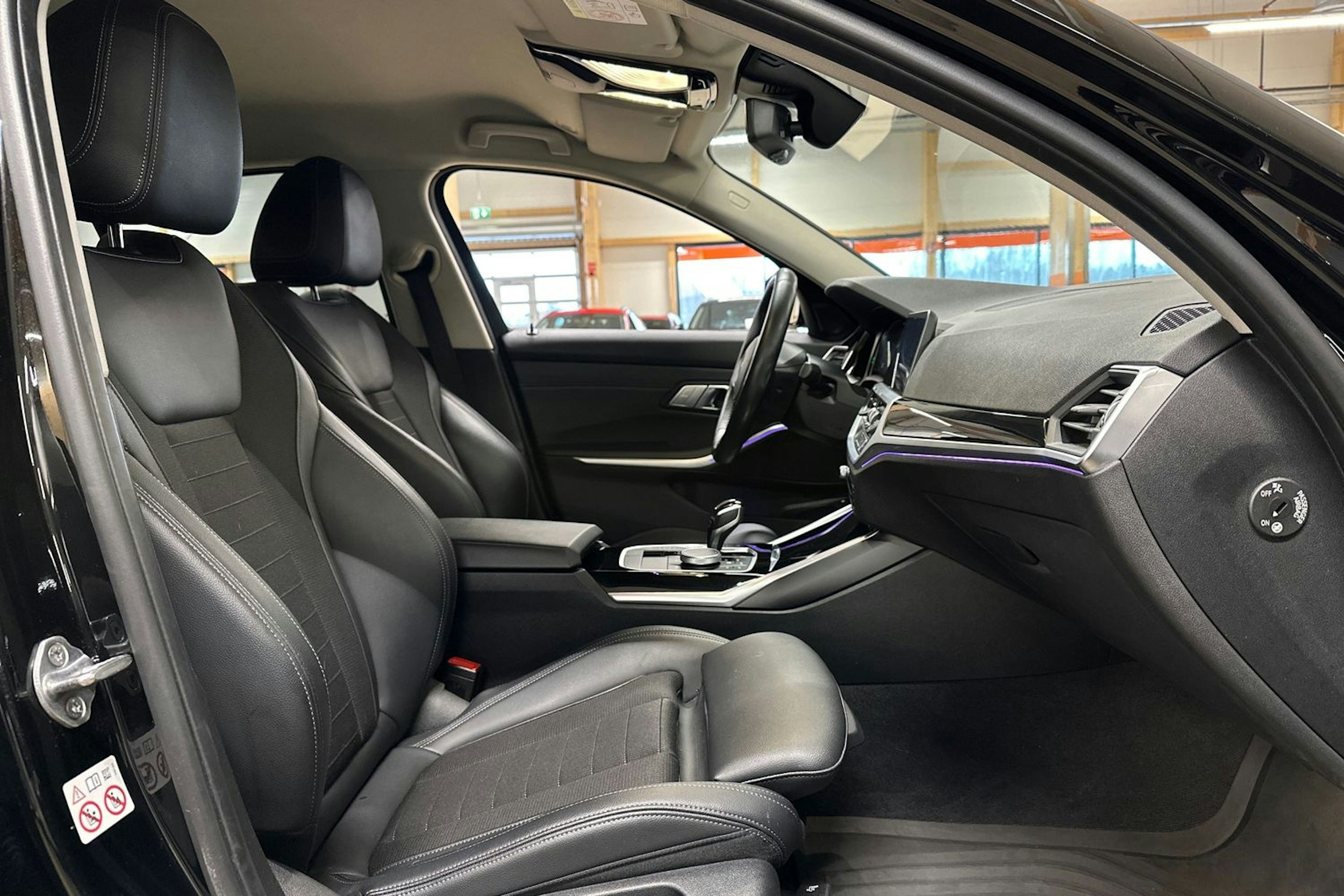 musta BMW 330 2020 kuva 11.