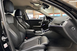 musta BMW 330 2020 kuva 11.