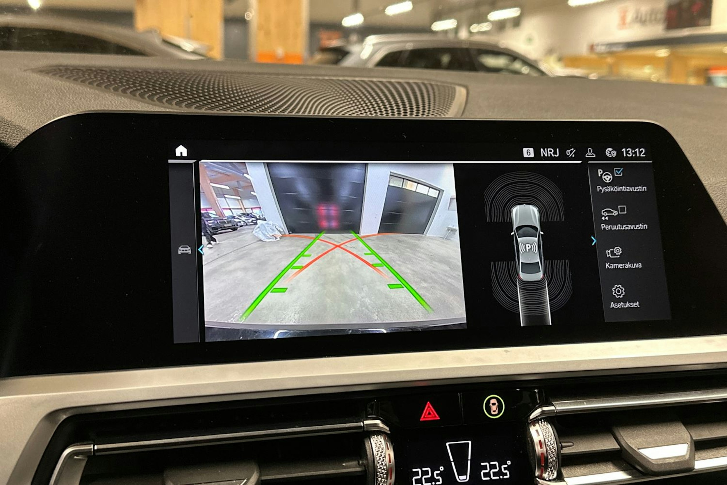 musta BMW 330 2020 kuva 12.