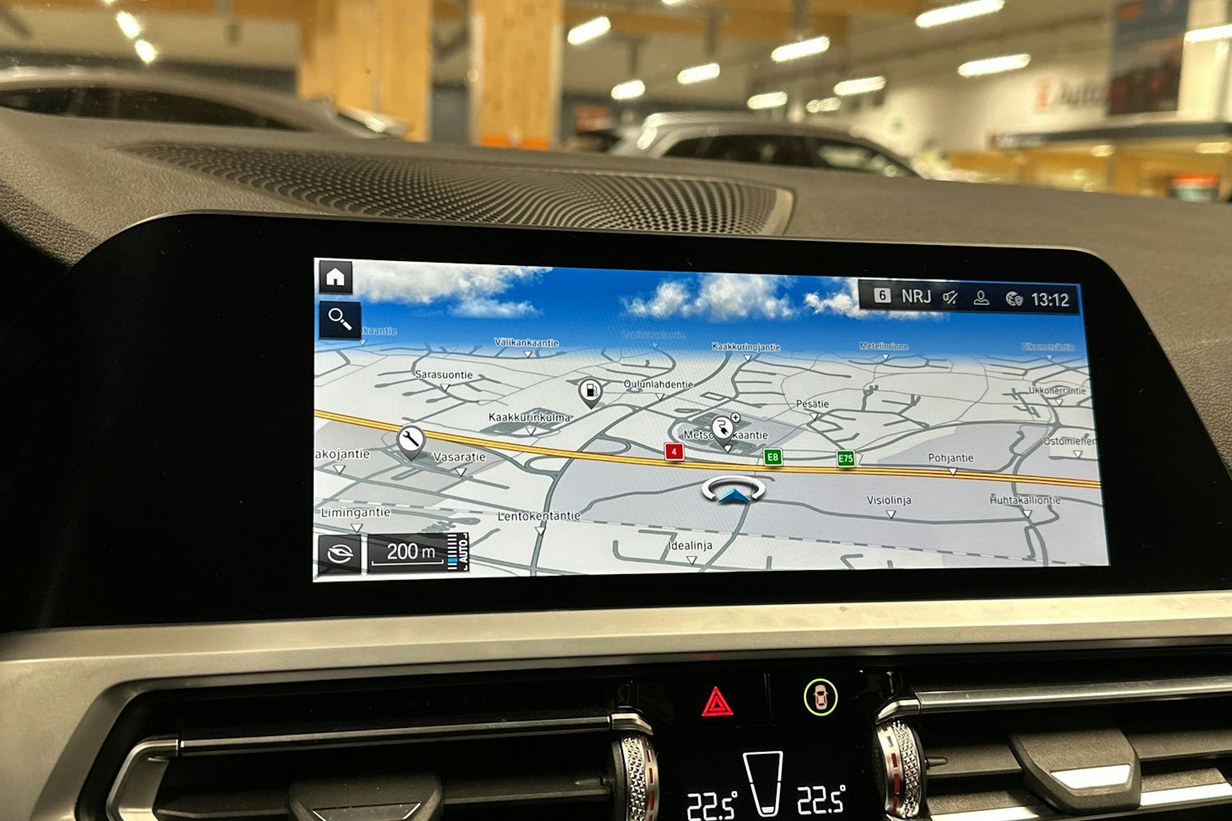 musta BMW 330 2020 kuva 13.