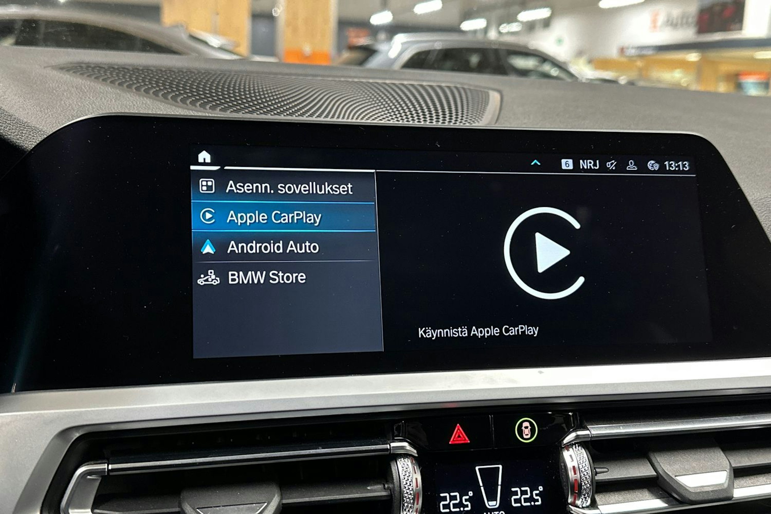 musta BMW 330 2020 kuva 14.