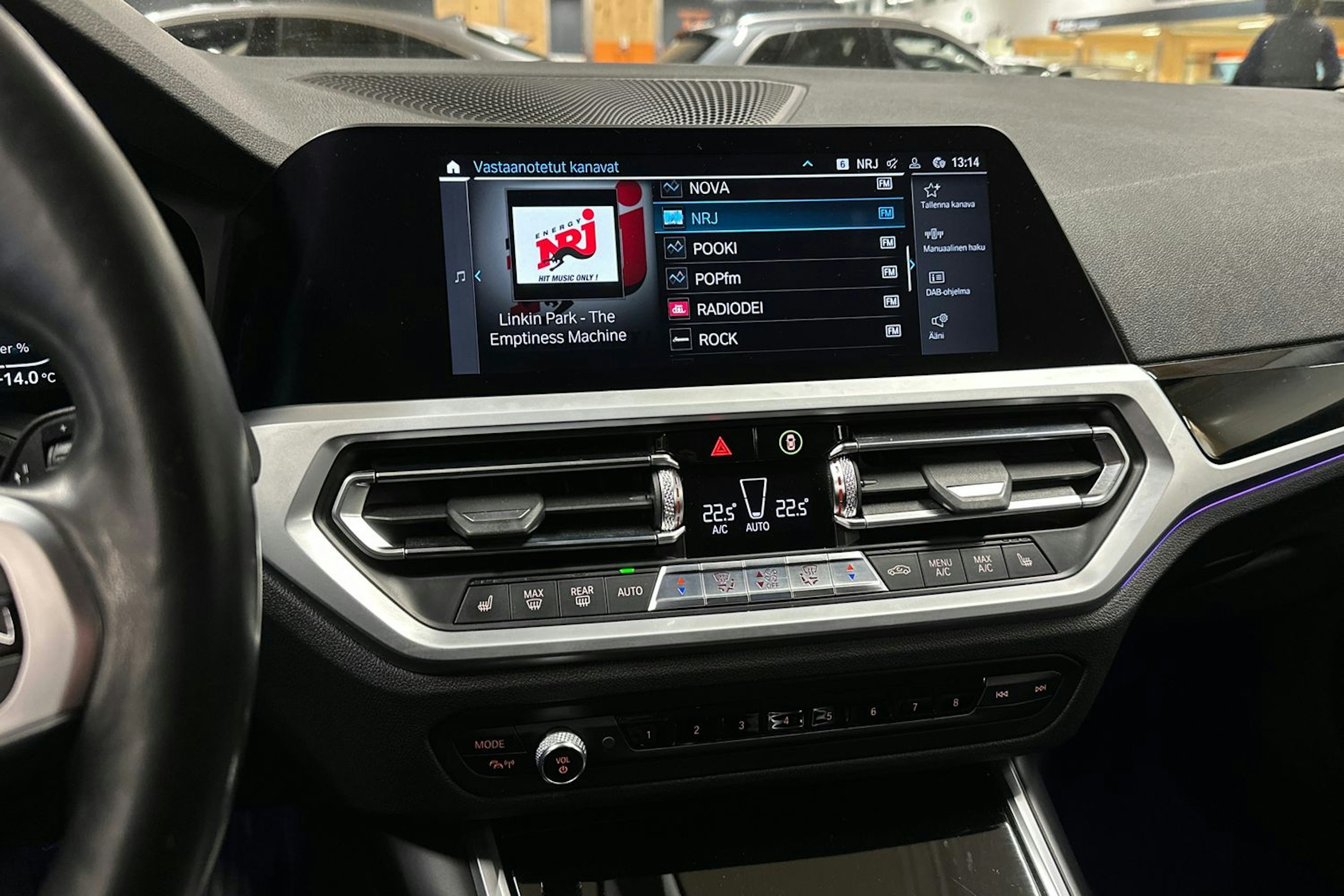 musta BMW 330 2020 kuva 16.