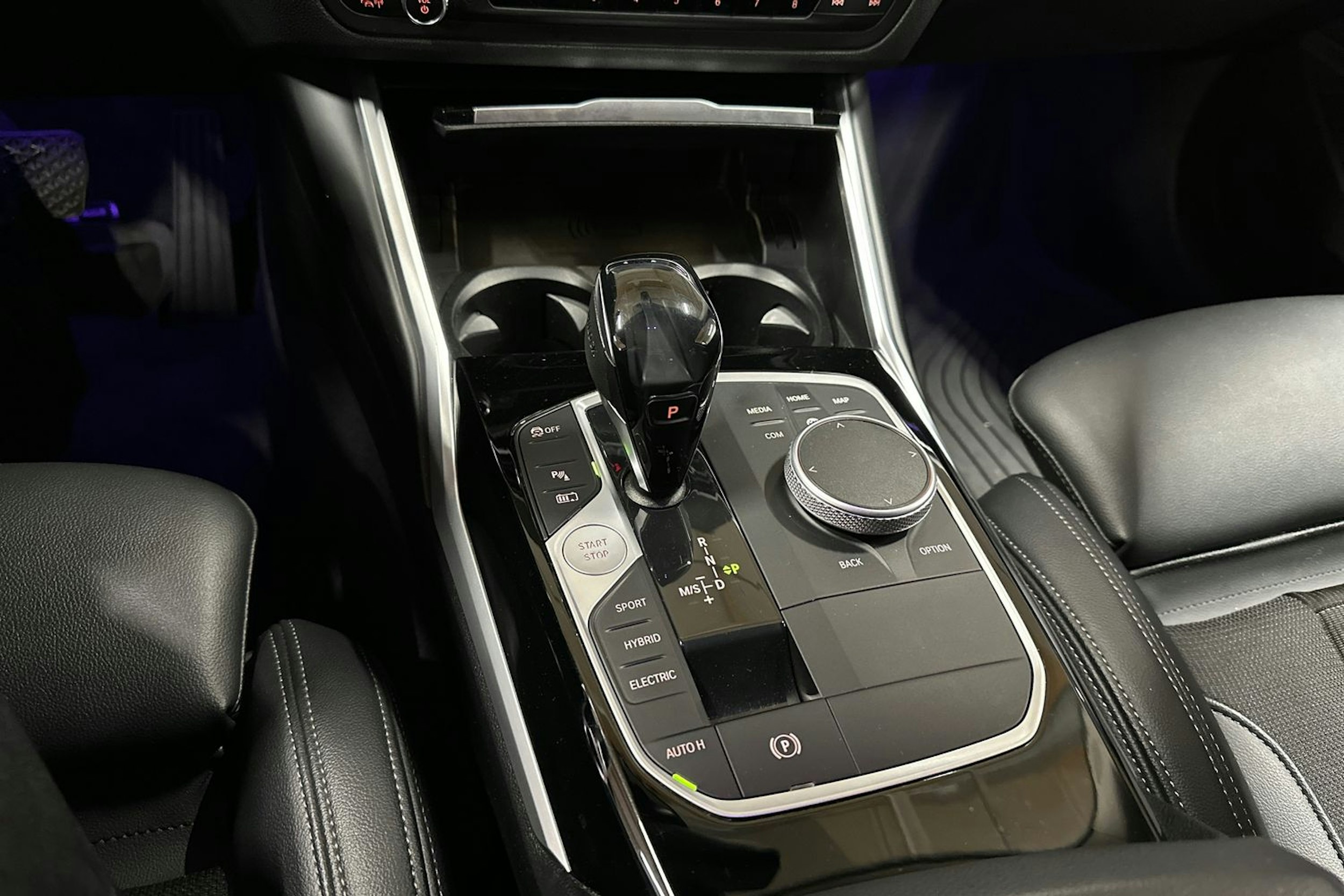 musta BMW 330 2020 kuva 17.