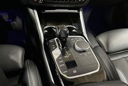 musta BMW 330 2020 kuva 17.