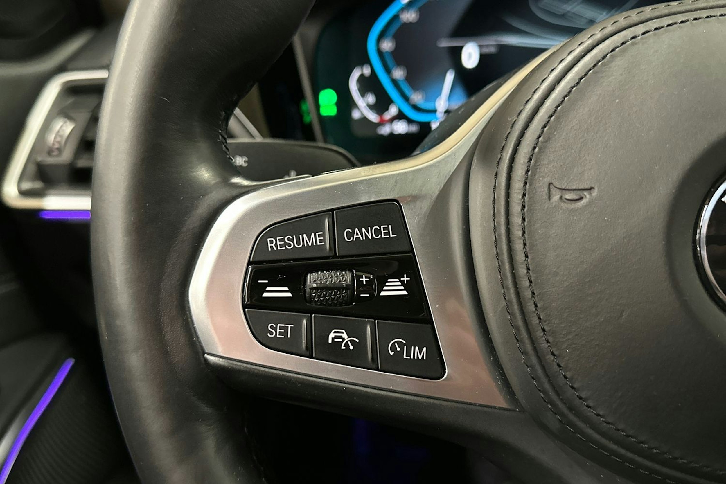 musta BMW 330 2020 kuva 19.