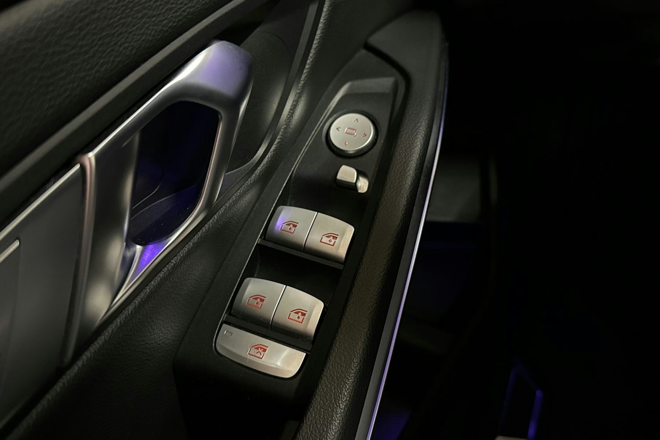 musta BMW 330 2020 kuva 23.