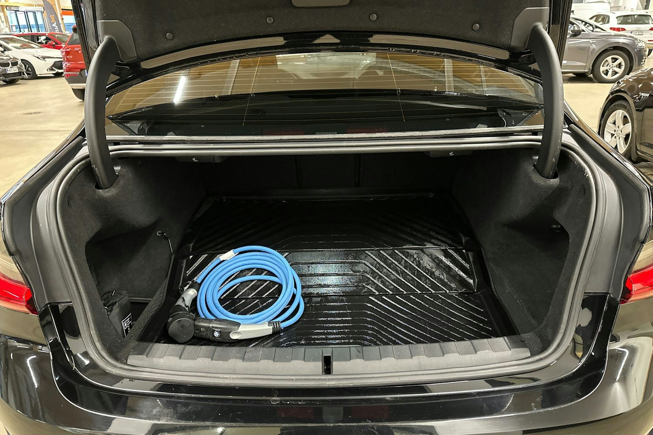 musta BMW 330 2020 kuva 24.