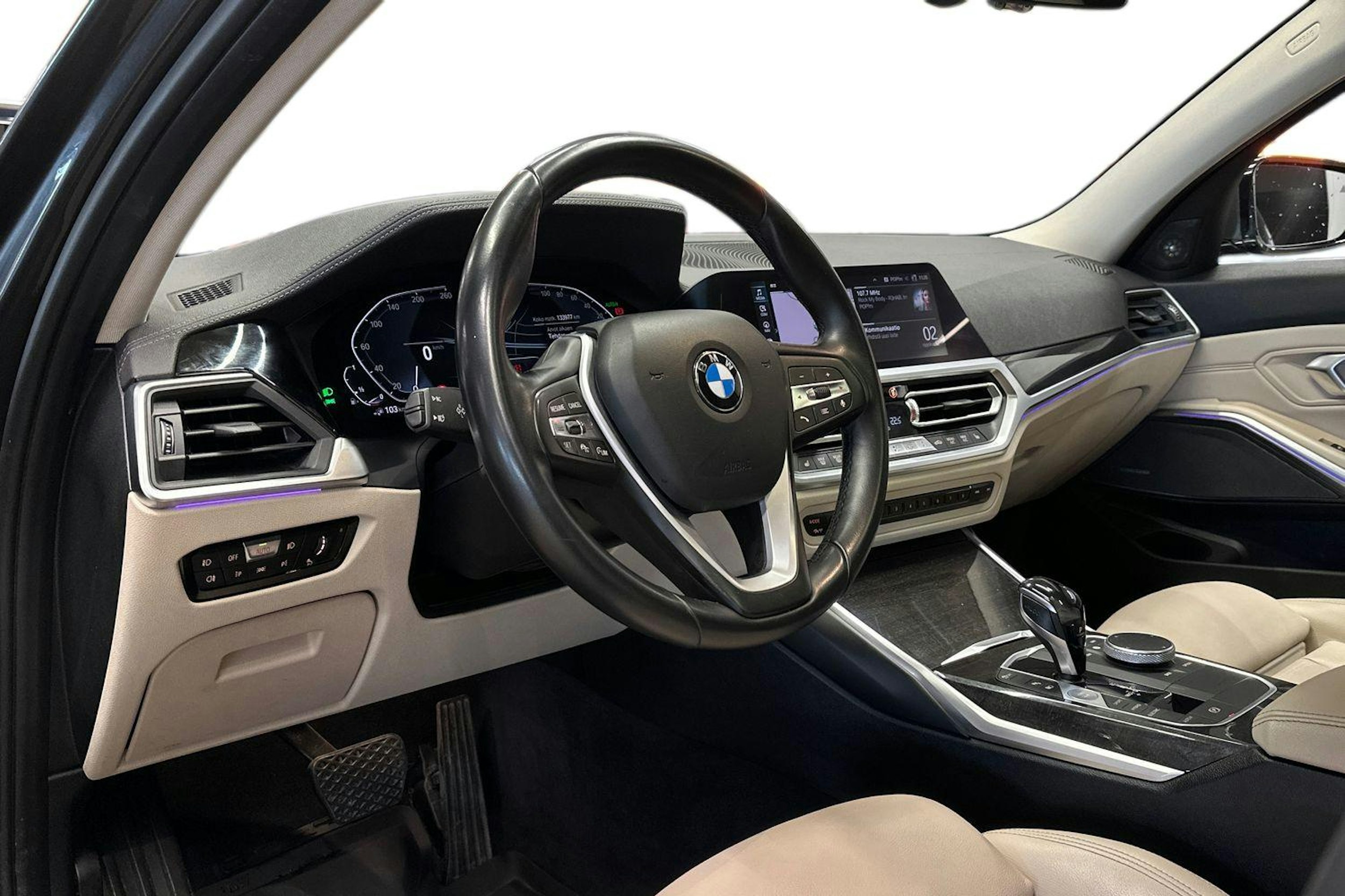 harmaa BMW 330 2020 kuva 7.