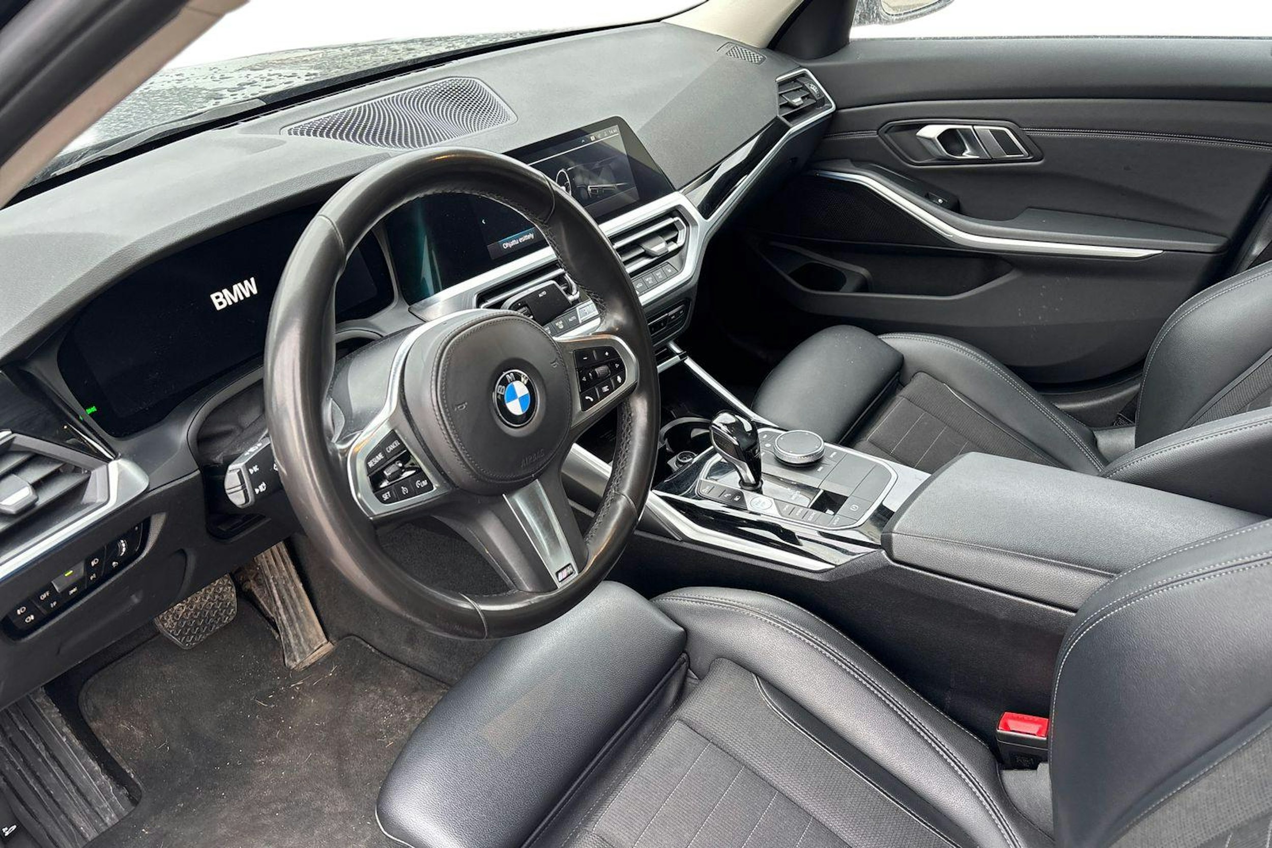 musta BMW 330 2020 kuva 3.