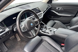 musta BMW 330 2020 kuva 3.