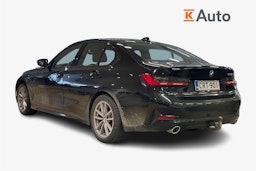 musta BMW 330 2020 kuva 2.