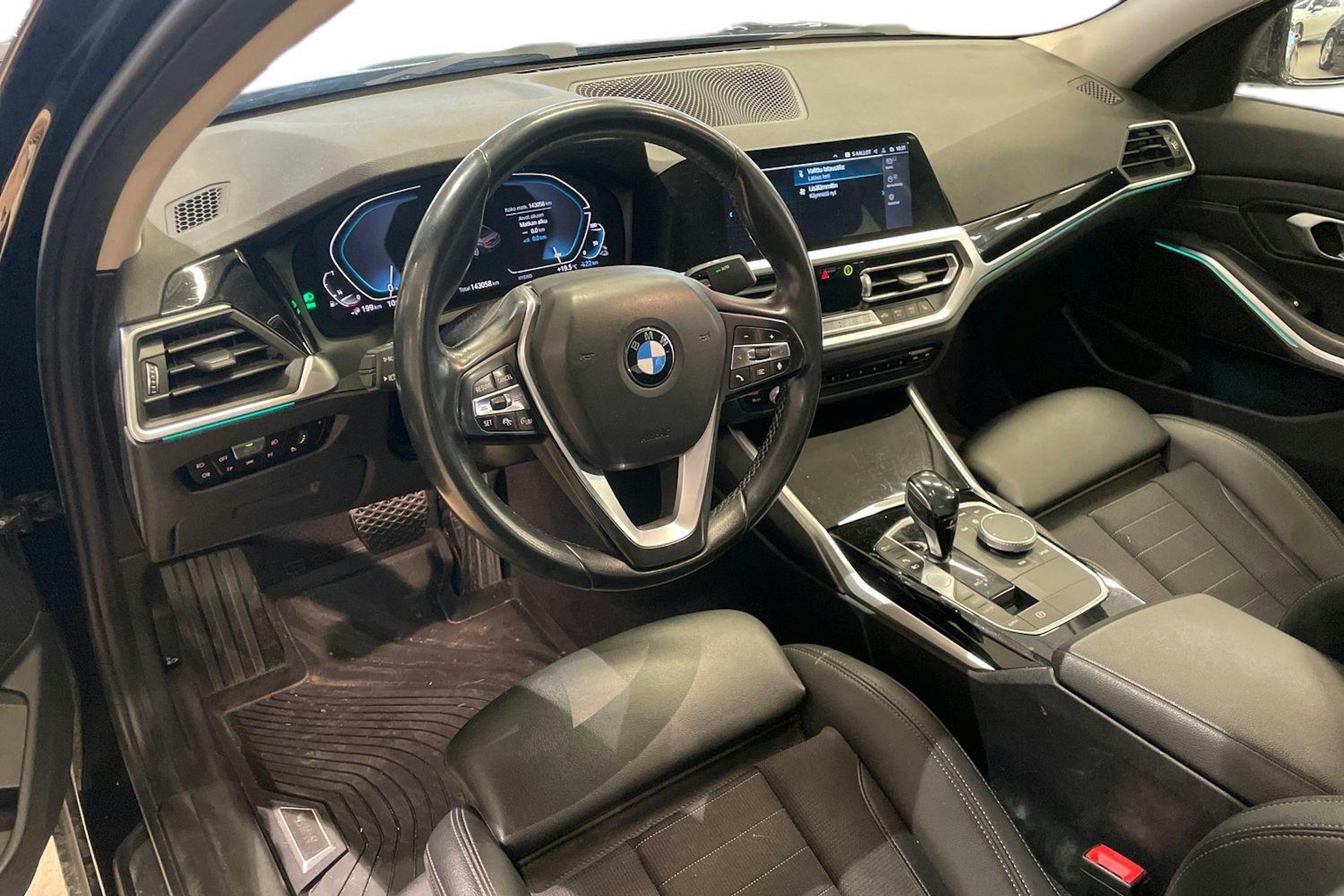 musta BMW 330 2020 kuva 3.