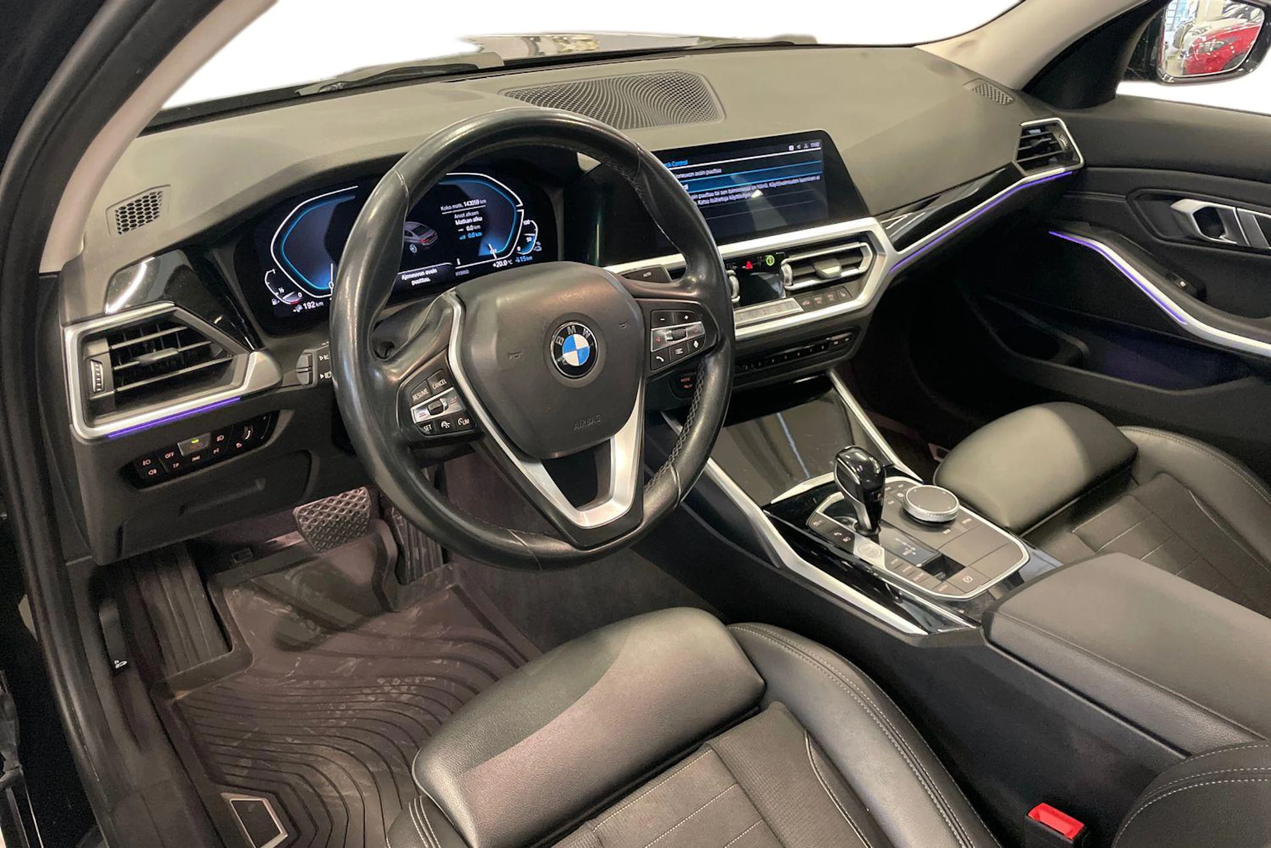 musta BMW 330 2020 kuva 6.