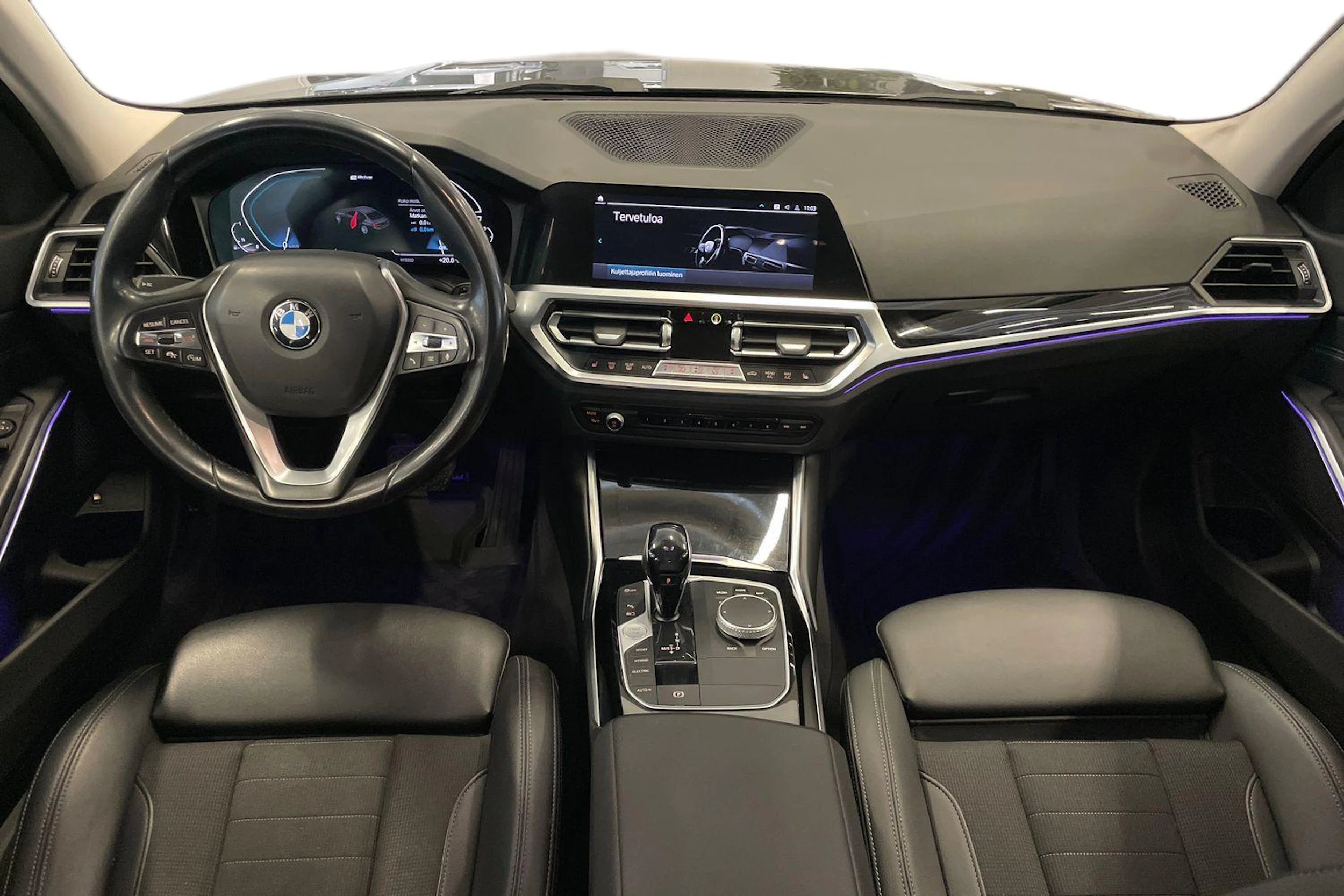 musta BMW 330 2020 kuva 7.