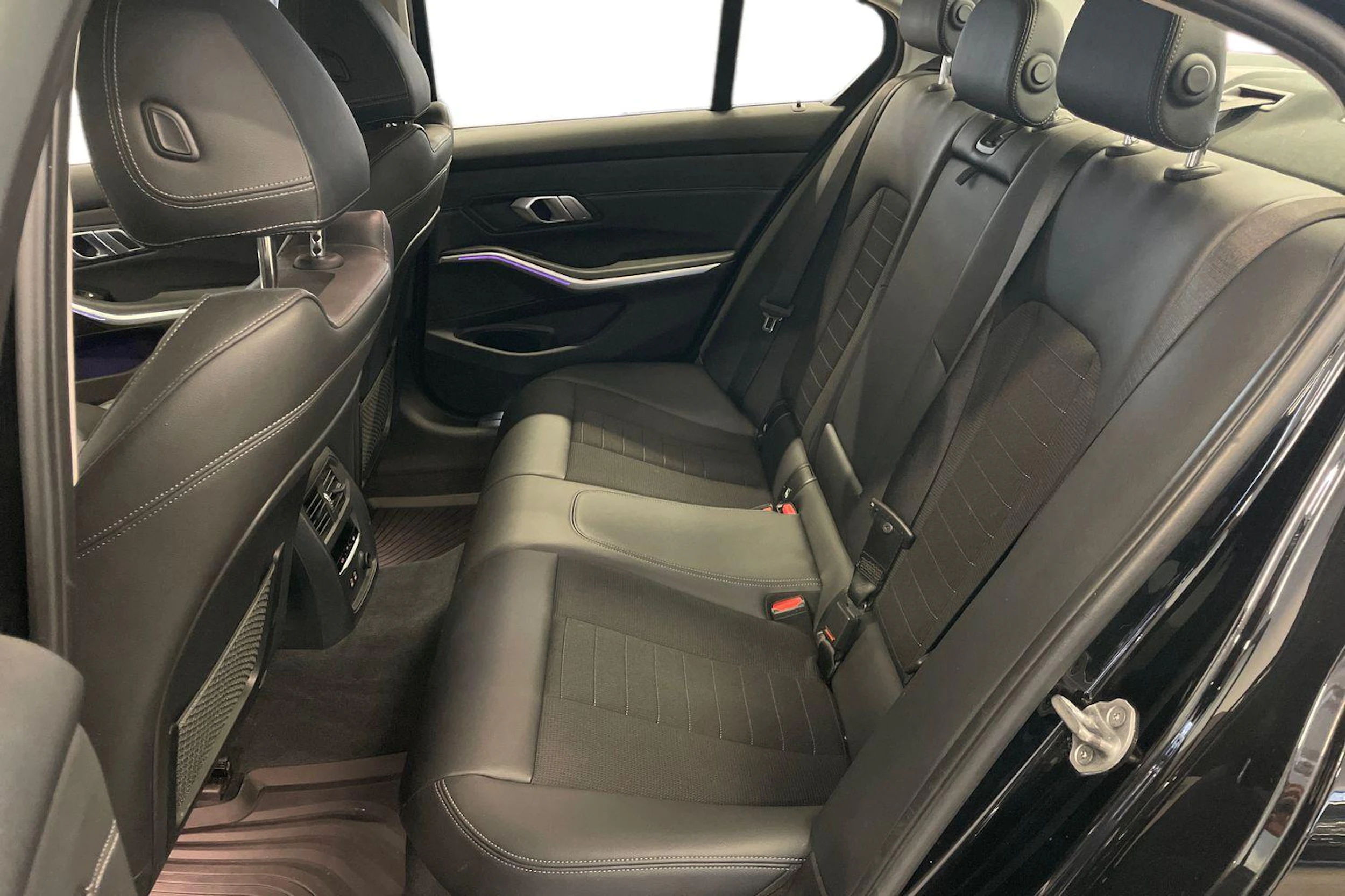 musta BMW 330 2020 kuva 8.