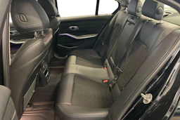 musta BMW 330 2020 kuva 8.