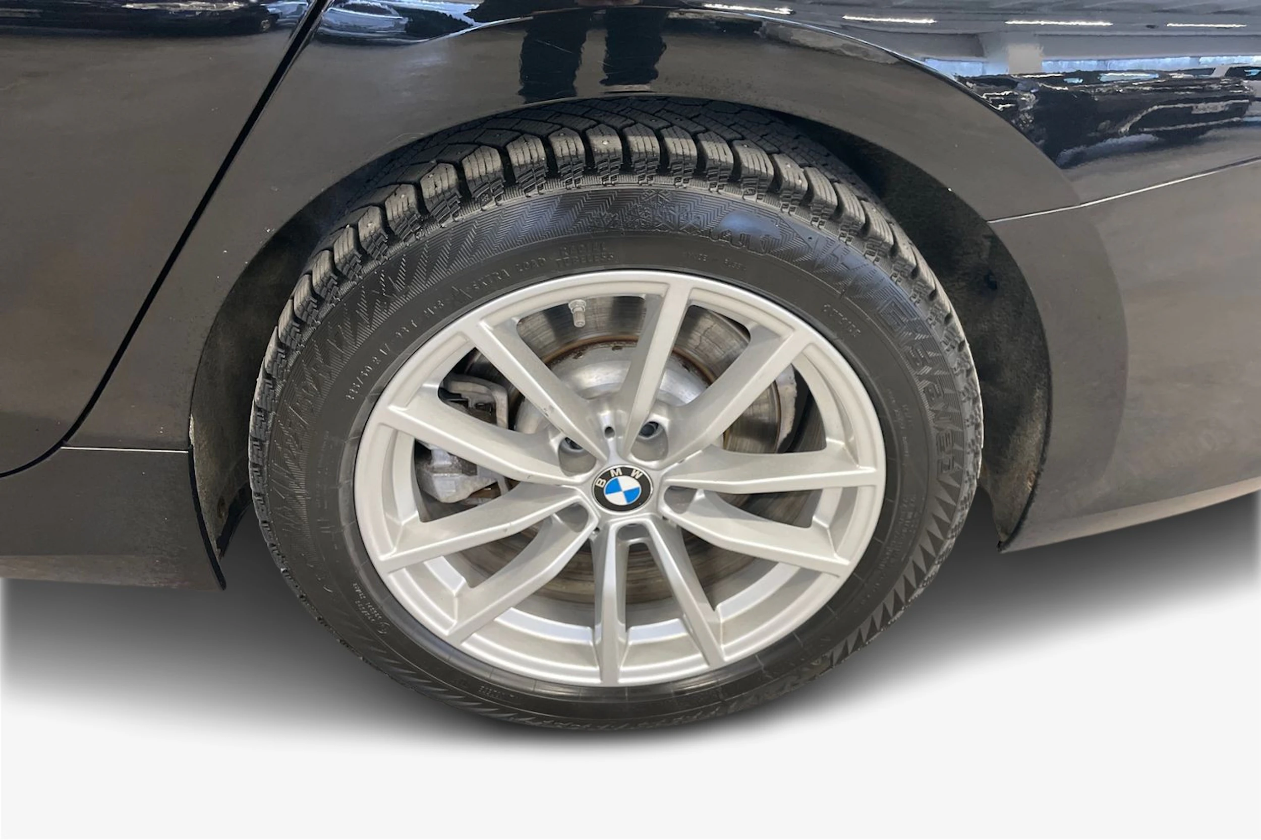 musta BMW 330 2020 kuva 9.