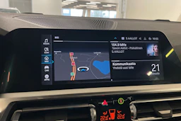 musta BMW 330 2020 kuva 12.