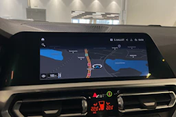 musta BMW 330 2020 kuva 13.