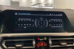 musta BMW 330 2020 kuva 16.